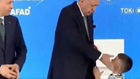 ERDOGAN OŠAMARIO DEČAKA JER NIJE HTEO DA MU POLJUBI RUKU: Skandal trese Tursku - Snimak zapalio društvene mreže (VIDEO)