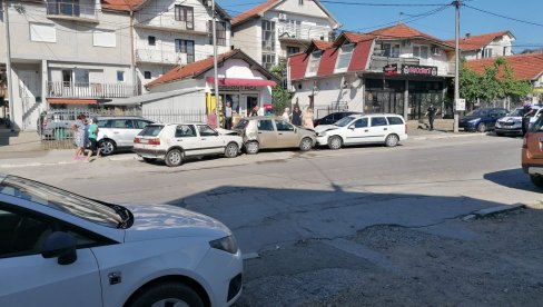 VOZILO UDARILO U TRI PARKIRANA AUTOMOBILA: Kažu da je vozača napao stršljen