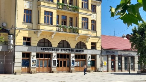 КОЛАЖИ И ЦРТЕЖИ УМЕТНИКА ИЗ КРАЉЕВА: Гостујућа изложба у Лесковачком културним центру