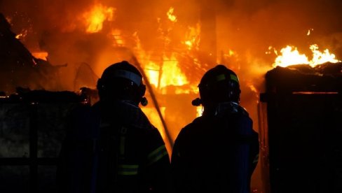 ВЕЛИКИ ПОЖАР У ИСТОЧНОЈ ИЛИЏИ: Ватра планула у стаменом објекту, има мртвих