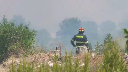 VATRA GUTA SVE PRED SOBOM, POČELA EVAKUACIJA MEŠTANA: Stravični prizori u komšiluku, na terenu skoro 90 vatrogasaca i kanaderi (VIDEO)