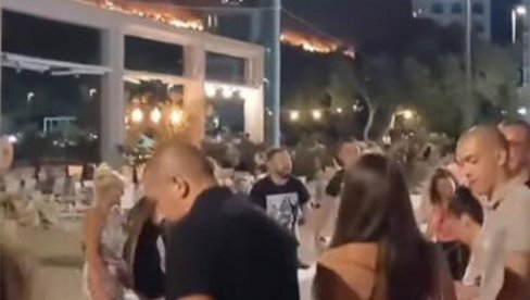 LJUDI GLEDAJU I KRSTE SE: Dok na brdu iznad Sutomora vatra guta sve pred sobom, na šetalištu u podnožju igraju kolo (VIDEO)