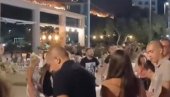 LJUDI GLEDAJU I KRSTE SE: Dok na brdu iznad Sutomora vatra guta sve pred sobom, na šetalištu u podnožju igraju kolo (VIDEO)