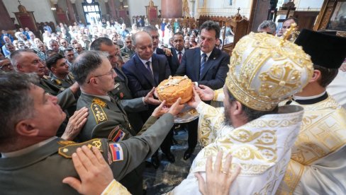 ВОЈСКА СРБИЈЕ ОБЕЛЕЖИЛА КРСНУ СЛАВУ: Гашић и Мојсиловић присуствовали литургији