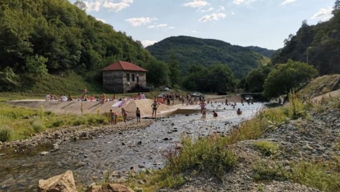 ALARM ZBOG ZAGAĐENJA VODOTOKA U TRGOVIŠTU   Kanalizacija u reci Tripušnici