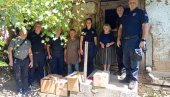 ПОЛИЦАЈЦИ ИЗ ТРГОВИШТА ПОКАЗАЛИ ХУМАНОСТ: Однели храну баки у планинском селу ПОЛИЦАЈЦИ ИЗ ТРГОВИШТА ПОКАЗАЛИ ХУМАНОСТ: Однели храну баки у планинском селу