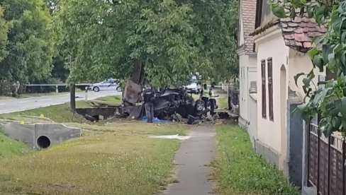 DVA MLADIĆA STRADALA NEKOLIKO METARA OD KUĆE: Potresni prizori na mestu teške nesreće, porodice i komšije zanemele od šoka i tuge (VIDEO)