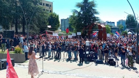 VIŠE OD HILJADU SRBA OKUPILO SE NA PROTESTU U MITROVICI: Traže od međunarodne zajednice da ne dozvoli otvaranje glavnog mosta (VIDEO)