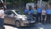 NAROD SE SKUPLJA ISPRED POLICIJSKE STANICE U KOSOVSKOJ MITROVICI: Nezadovoljstvo zbog brutalnog privođenja (FOTO/VIDEO)