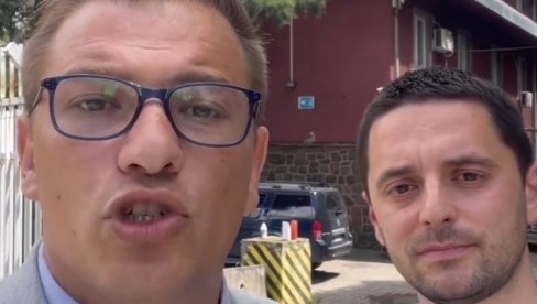 ONI SU UHAPŠENI DANAS U KOSOVSKOJ MITROVICI: Privedeni jer su se suprotstavili krečenju srpske zastave (FOTO) ONI SU UHAPŠENI DANAS U KOSOVSKOJ MITROVICI: Privedeni jer su se suprotstavili krečenju srpske zastave (FOTO)
