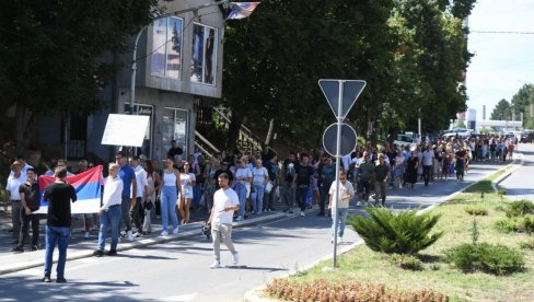 “AKO KURTI OTVORI MOST, KFOR I KVINTA ĆE BITI ODGOVORNI ZA SVE”: Narod na protestnoj šetnji nakon puštanja aktivista (FOTO)