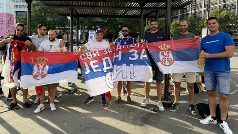 NAVIJAČKA GROZNICA PRED MEČ VEKA: Srpski navijači ispred Bersija zagrevaju se pred istorijsko polufinale