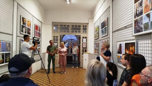 BOGATSTVO APSTRAKTNOG IZRAŽAVANJA: U Galeriji „U prolazu“ otvorena izložba Apstrakt (FOTO)