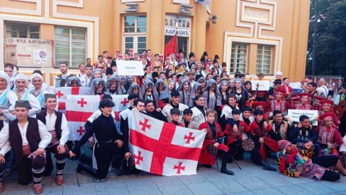 U KOLU POLA SVETA: U Loznici održan tradicionalni Međunarodni festival folklora, a prethodila mu prelepa smotra svih učesnika