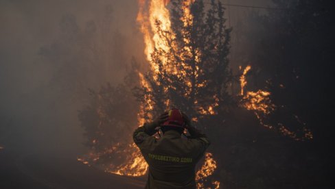 AGONIJA I DALJE TRAJE, VATROGASCI NEMOĆNI: Nebo iznad Atine postalo crno od dima, plamen bio viši od 25 metara (FOTO)