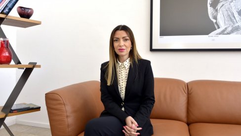 MESAROVIĆ OSUDILA SKANDALOZAN TRANSPARENT SA LIKOM VUČIĆA U NIŠU: Za decu koja se rađaju – nećemo ustuknuti pred mržnjom!