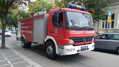 ПОЖАР У ЗЕМУНУ: Гори трава и смеће