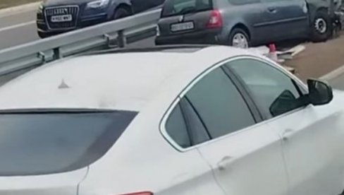 AUTO PROBIO BANKINU, PREDNJI DEO VOZILA POTPUNO ZGUŽVAN: Jeziva saobraćajka na petlji Pojate, u smeru ka Nišu (VIDEO)