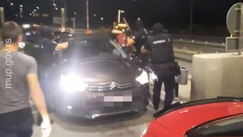 POLICIJA, IZAĐI NAPOLJE Ovako je pao Nišlija koji je prevozio kokain, uhapšen na naplatnoj rampi (VIDEO)