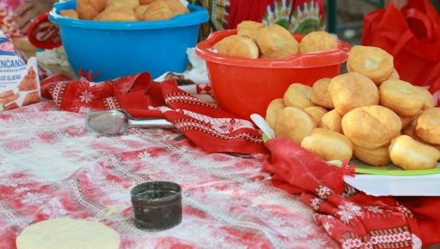 U IĐOŠU KOD KIKINDE ODRŽANO SEDMO IZDANJE TRADICIONALNE GASTRONOMSKE MANIFESTACIJE   Dan sela uz 1.000 krofni