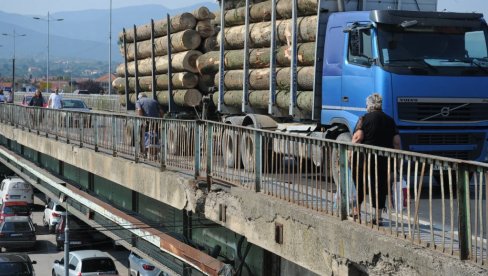 TERTNJACI IGNORIŠU ZABRANU: Oštećen stari most preko Ibra u Kraljevu