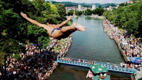 LASTE SA UŽIČKOG ŽELEZNIČKOG MOSTA: Takmičari iz regiona učestvuju u skokovima u vodu