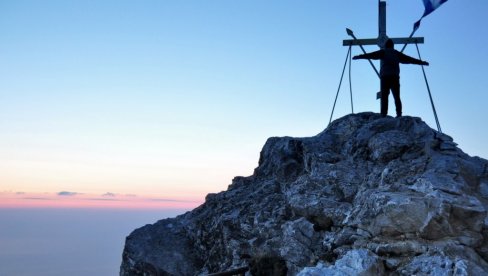 ŽUDE DA  VIDE I OSETE BOŽANSKU SVETLOST: Kolone hodočasnika danas kreću ka Preobraženskom vrhu Atosa