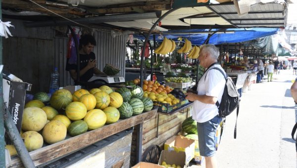 ЛУБЕНИЦЕ НАЈТРАЖЕНИЈЕ НА ТРЖНИЦАМА: На београдским зеленим пијацама разно воће и поврће краси тезге, а цене шаренолике