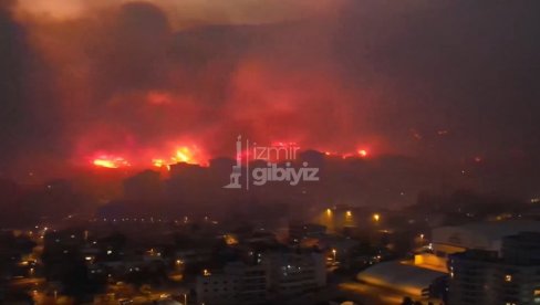 POŽAR ZAHVATIO 17 KUĆA, EVAKUISANO VIŠE OD STO DOMOVA: Pogledajte jezive scene vatrene stihije koja guta sve pred sobom (VIDEO)