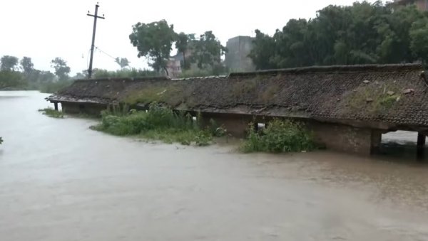 КАТАСТРОФА НА ХИМАЛАЈИМА: Услед јаких поплава, непалско село поплављено, куће потпуно уништене