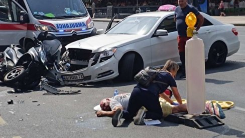 (UZNEMIRUJUĆE) TEŽAK SUDAR MOTORISTE I TAKSI VOZILA: Saobraćaj u prekidu ka Trgu Republike (FOTO)