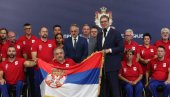 VUČIĆ SA ČLANOVIMA PARAOLIMPIJSKOG TIMA SRBIJE: Predsednik im uručio državnu zastavu koju će nositi u Pariz (FOTO/VIDEO)