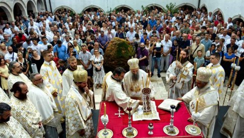 MIR I LJUBAV SU TEMELJ PREOBRAŽENJA U HRISTU: Patrijarh Porfirije služio liturgiju u manastiru Krki (FOTO)