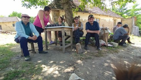 СТАРЦИ У ПЛАНИНСКИМ СЕЛИМА УМИРУ - САМИ: Како су миграције за бољим животом опустеле многа места у Србији која се гасе