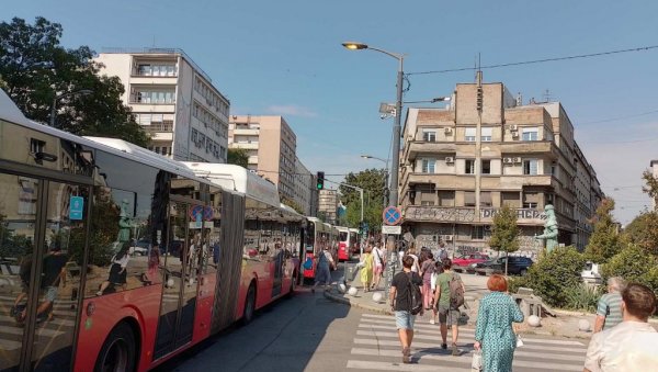 ВЕЛИКЕ ГУЖВЕ У БЕОГРАДУ: Застој у Таковској, колона у Деспота Стефана, возила се једва пробијају и на Бранковом мосту (ФОТО)