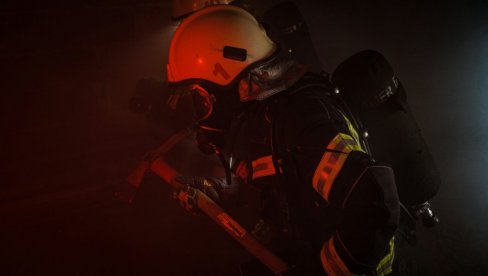 ИЗБИО ВЕЛИКИ ПОЖАР У КРАГУЈЕВЦУ: Ватра прогутала читав објекат - Ватрогасци одмах реаговали