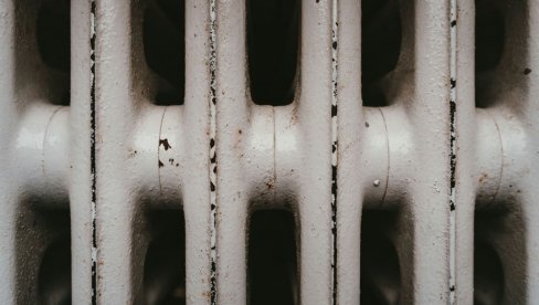 ЗАШТО ВАМ ЈЕ ПОЛА РАДИЈАТОРА ХЛАДНО? Један потез и грејаће као луд