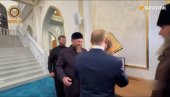 PUTIN SNIMLJEN KAKO LJUBI KURAN: Pogledajte neočekivan gest ruskog predsednika prilikom posete Čečeniji (VIDEO)