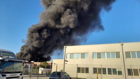 POGLEDAJTE SNIMKE POŽARA U FABRICI U LESKOVCU: Gori poznata fabrika - čuju se eksplozije (VIDEO)