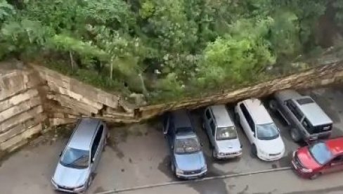 OŠTEĆENO SEDAM VOZILA: Srušio se potporni zid na automobile