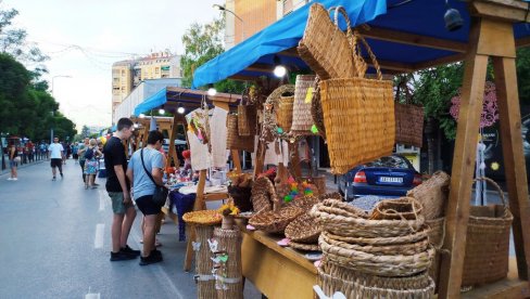 STARI ZANATI JOŠ IMAJU POKLONIKE:  Etno-festival u Paraćinu protekao u znaku rekordnog broja izlagača, ali i kupaca