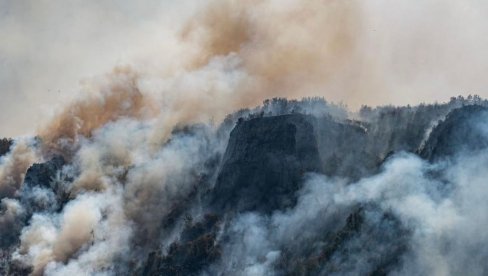 POŽAR NA VIDLIČU SE NE SMIRUJE, DRAMATIČNE SCENE: Vatrena stihija preti kućama, dva grada proglasila vanrednu situaciju (FOTO)