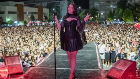 STIL SANJE VUČIĆ OSTAVLJA BEZ TEKSTA: Od denserke do rok princeze u crnoj venčanici (FOTO)
