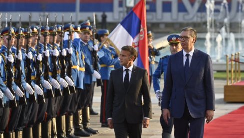 FRANCUSKA JE ZEMLJA NA KOJU SE UGLEDAMO, OSLANJAMO I SA KOJOM NASTAVLJAMO DA RADIMO Vučić se oglasio nakon razgovora sa Makronom (FOTO)