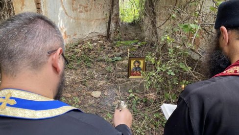 BOGOSLUŽENJE U NEKADAŠNJOJ SVETINJI NA KOSOVU I METOHIJI: Monaštvo i paroh manastira Draginac na mestu gde su 99 minirali crkvu