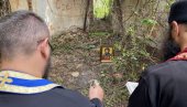 BOGOSLUŽENJE U NEKADAŠNJOJ SVETINJI NA KOSOVU I METOHIJI: Monaštvo i paroh manastira Draginac na mestu gde su 99 minirali crkvu