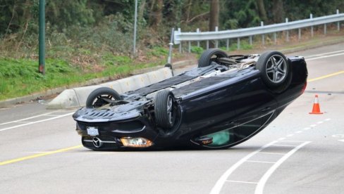 SAOBRAĆAJKA NA IZLAZU IZ ČAČKA: Automobil završio na krovu (FOTO)