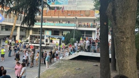 POLITIČKI PROTEST ISPRED RTS: Blokirana Takovska - preplanuli Simišić u beznađu vrištao i pretio