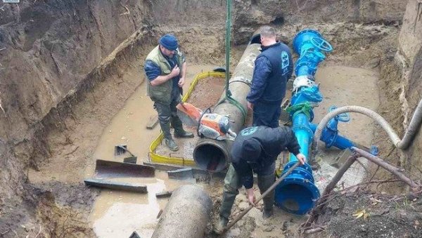 ХАВАРИЈА НА ВОДОВОДНИМ ЦЕВИМА У ЗРЕЊАНИНУ: Екипе хитно изашле на лице места