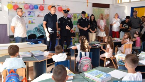 DOBILI RANČEVE I ŠKOLSKI PRIBOR: Hiljadu đaka-prvaka u Zrenjaninu ovog septembra seda u školske klupe